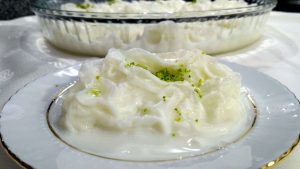Gül suyu aromalı, sütlü ve fındıklı güllaç sarması tatlısı.