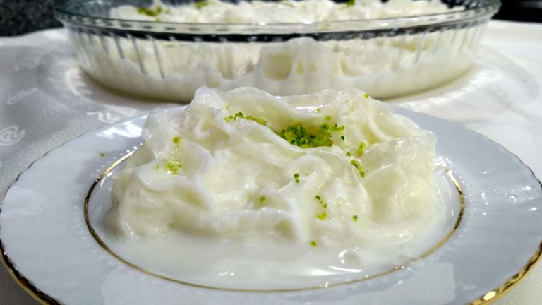 Gül suyu aromalı, sütlü ve fındıklı güllaç sarması tatlısı.