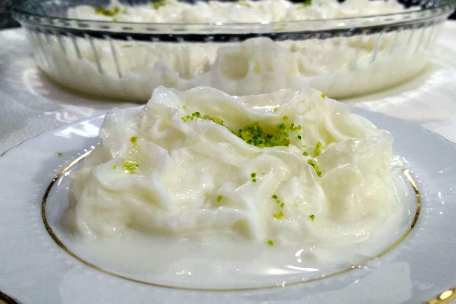 Gül suyu aromalı, sütlü ve fındıklı güllaç sarması tatlısı.