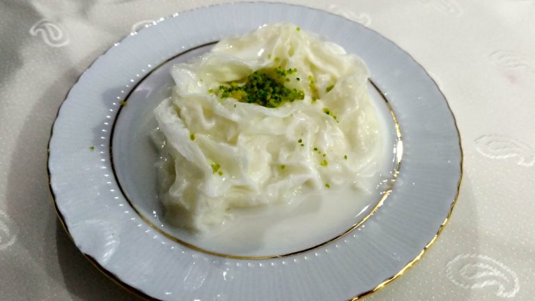 Klasik güllaç tatlısı, sütlü ve hafif tatlı severler için ideal bir Ramazan tatlısı.