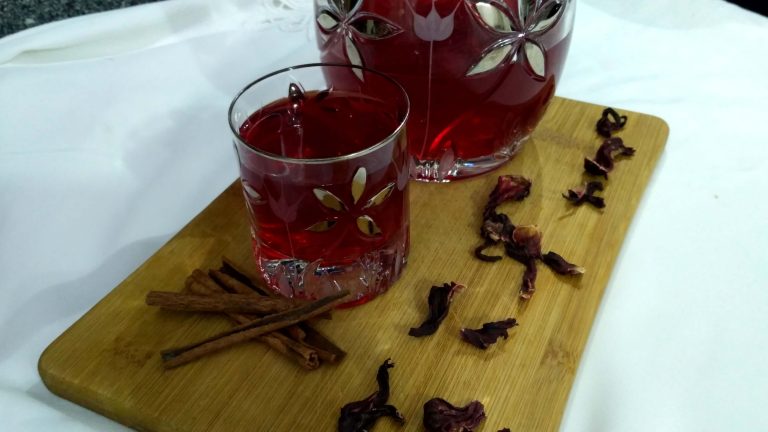 Hibiskus çiçeklerinden hazırlanan kırmızı şerbet, bardakta sunulmuş.