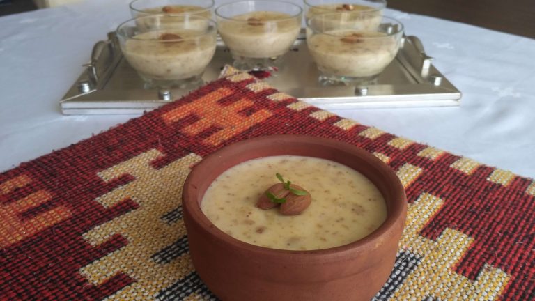 Beyaz bir kasede servis edilen incirli muhallebi tatlısı.
