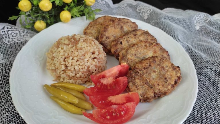 Kızarmış, çıtır dış yüzeyiyle kadınbudu köfte tarifi