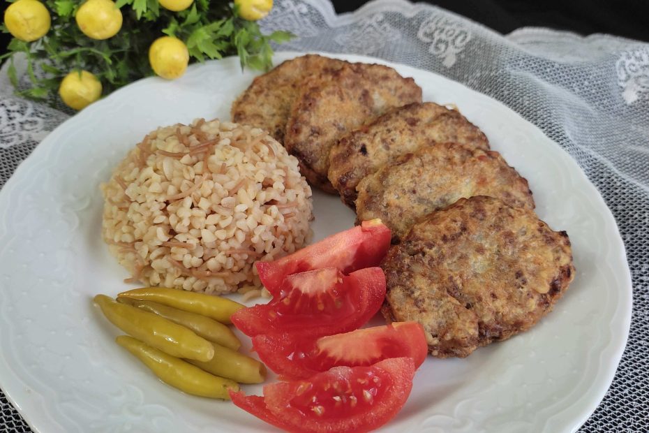 Kızarmış, çıtır dış yüzeyiyle kadınbudu köfte tarifi