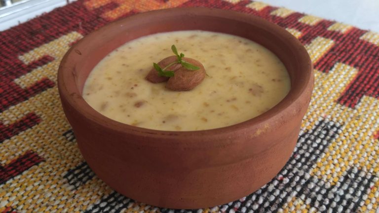 Kuru incir parçalarıyla süslenmiş bir muhallebi tatlısı.