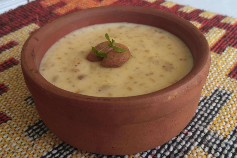 Kuru incir parçalarıyla süslenmiş bir muhallebi tatlısı.
