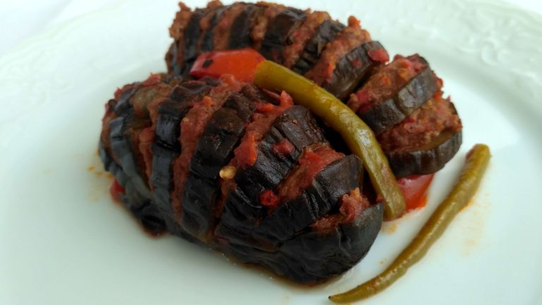Kıymalı harç ve domates sosu ile hazırlanan patlıcan yelpaze yemeği.
