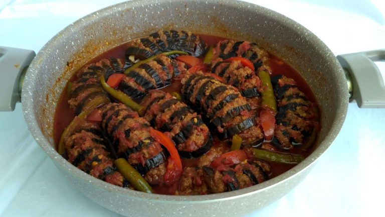 Tencerede pişen patlıcanlı yelpaze yemeği.