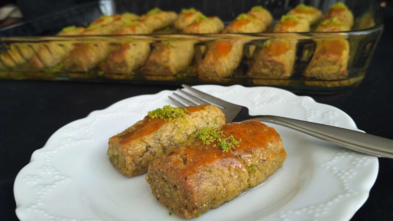 Üzerine Hindistan cevizi serpilmiş Şam dürümü tatlısı