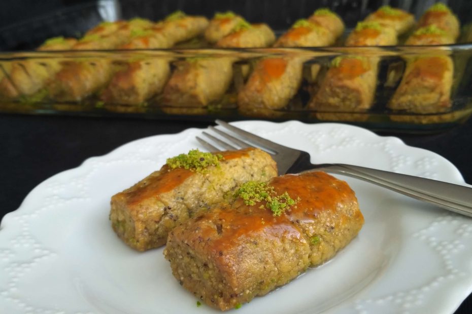 Üzerine Hindistan cevizi serpilmiş Şam dürümü tatlısı