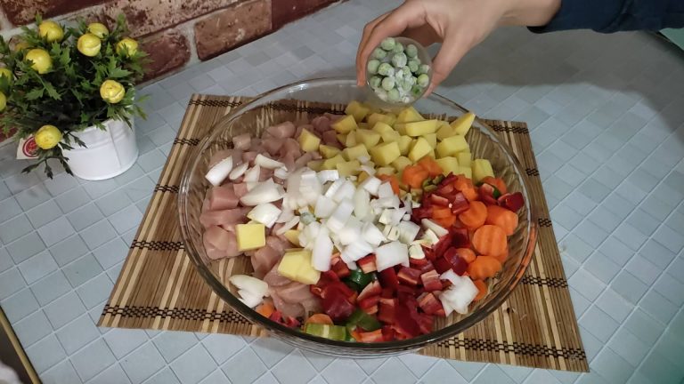 Domates soslu, baharatlı fırında sebzeli tavuk.