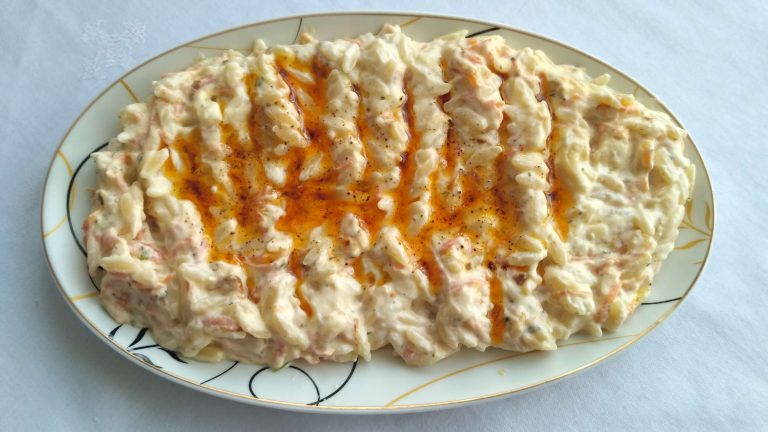 Yoğurtlu şehriye salatası servis tabağında sunulmuş.