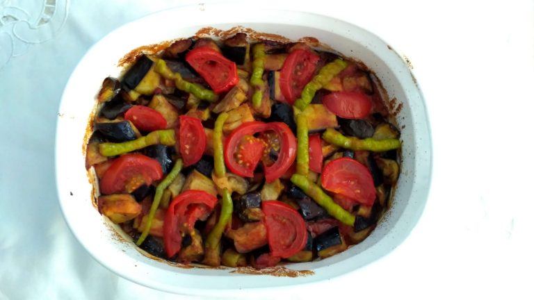 Şehzade kebabı, fırında pişmiş kuşbaşı et ve patlıcanın lezzetli uyumu.