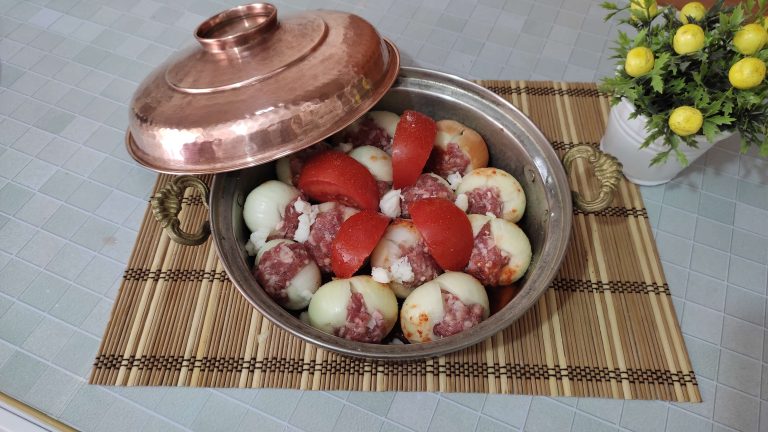 Fırında pişmiş soğan kebabı, kıyma dolgulu ve baharatlı haliyle servis ediliyor.