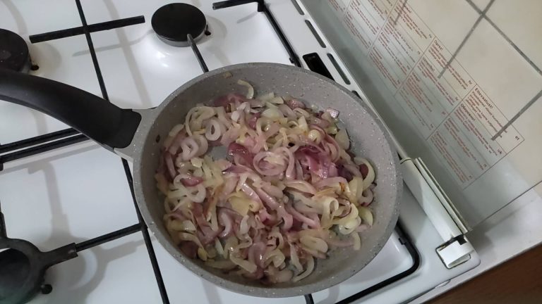 Karamelize soğan ile yapılan yoğurtlu meze.