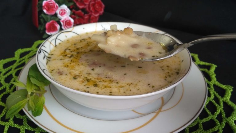 Terbiyeli yeşil mercimek çorbası, yoğurt, un ve yumurtayla kıvamlandırılmış sıcak bir lezzet.