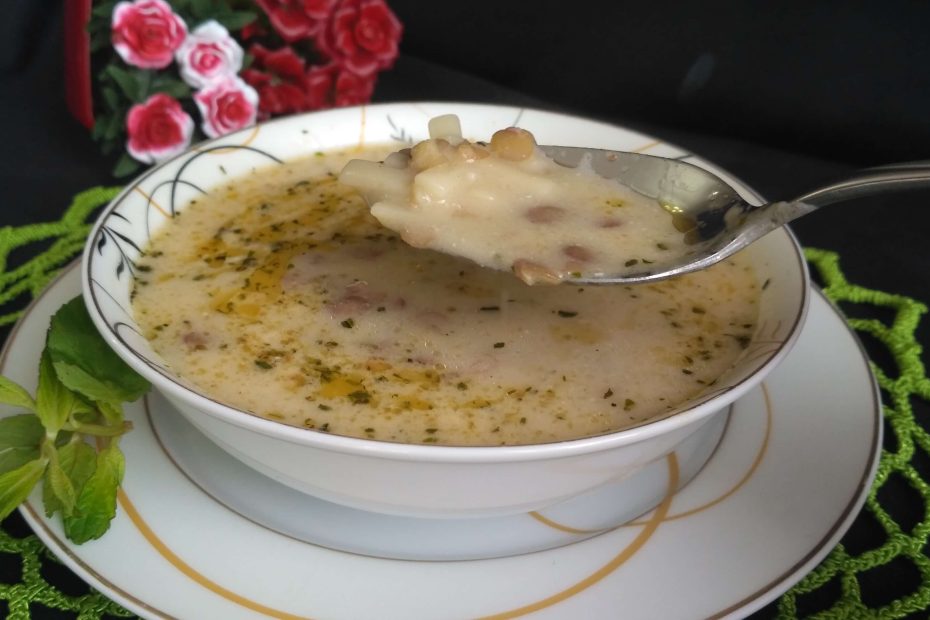 Terbiyeli yeşil mercimek çorbası, yoğurt, un ve yumurtayla kıvamlandırılmış sıcak bir lezzet.