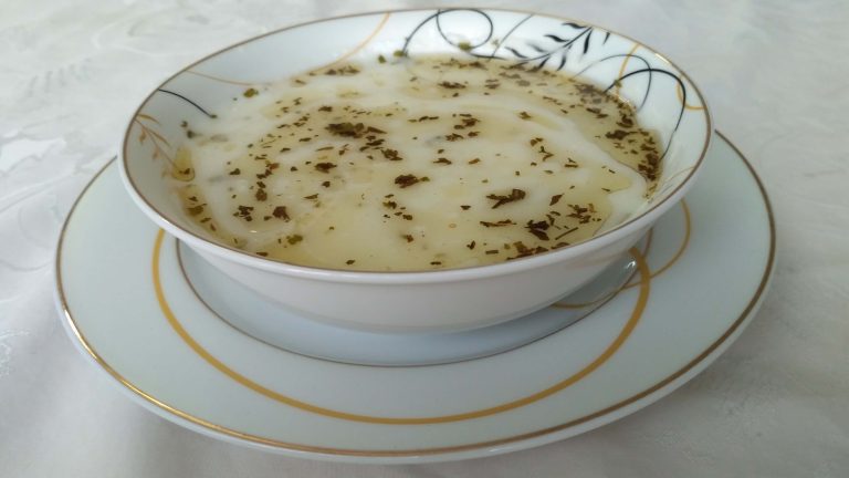 Yayla çorbası, naneli ve yoğurtlu sıcak bir çorba.
