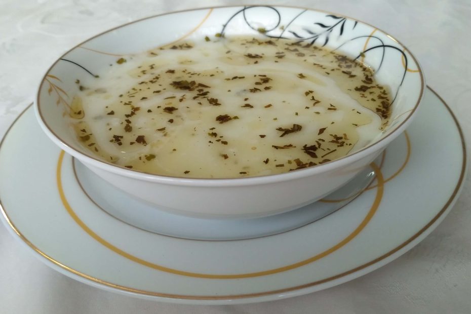 Yayla çorbası, naneli ve yoğurtlu sıcak bir çorba.