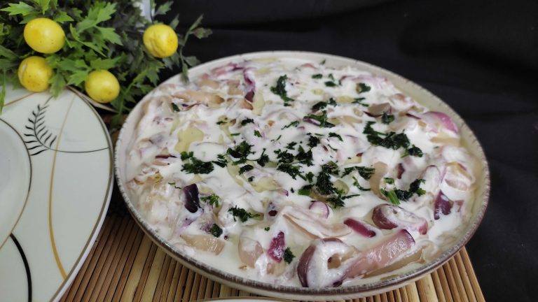 Yoğurt, soğan ve sarımsak ile hazırlanan nefis meze.