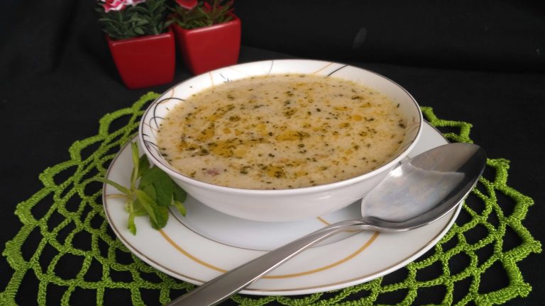 Yoğurtlu yeşil mercimek çorbası, naneli ve tereyağlı sosuyla sıcak servis ediliyor.