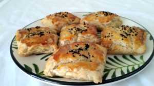 Tavuklu garnitürlü börek sunumu