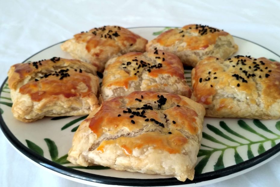 Tavuklu garnitürlü börek sunumu