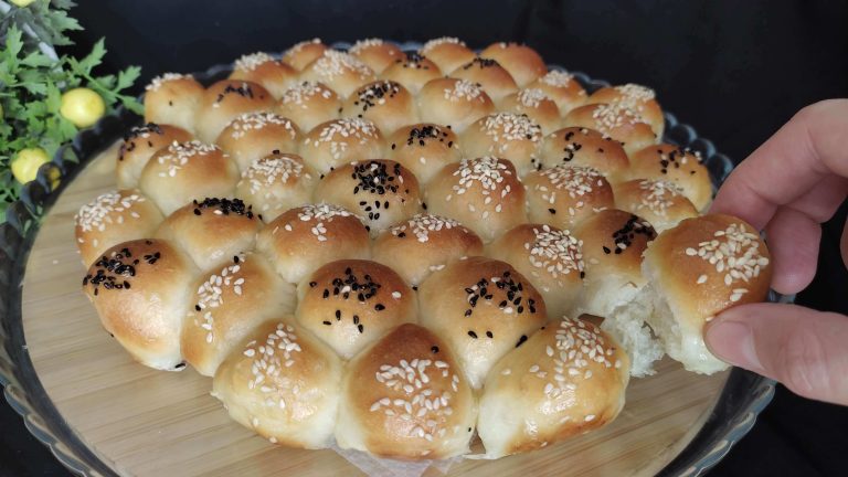 Ev yapımı lokmalık poğaça tarifi, çay saatine ve kahvaltıya uygun yumuşacık poğaçalar.