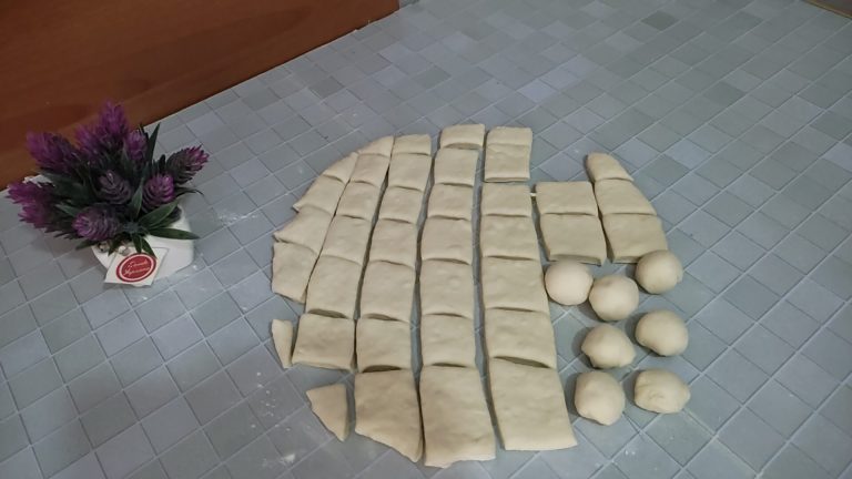 Uzun süre tazeliğini koruyan yumuşak poğaça tarifi, çay saatine uygun ev yapımı lezzet.