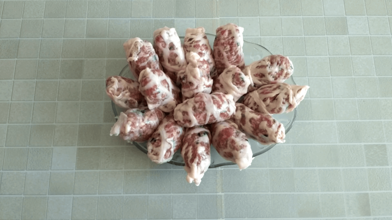 Fırında şeftali kebabı için hazırlanan kuzu gömlek kebabı