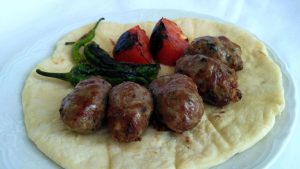 Şeftali kebabı tarifi ile hazırlanan kuzu gömleğinde köfte