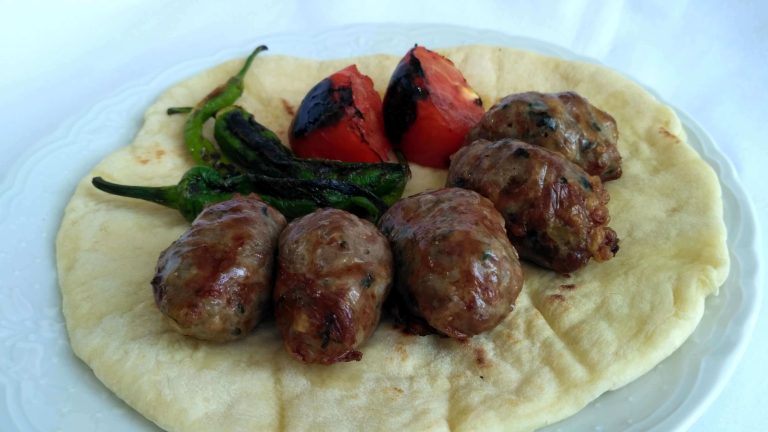 Şeftali kebabı tarifi ile hazırlanan kuzu gömleğinde köfte