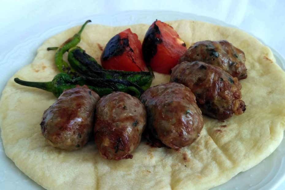 Şeftali kebabı tarifi ile hazırlanan kuzu gömleğinde köfte