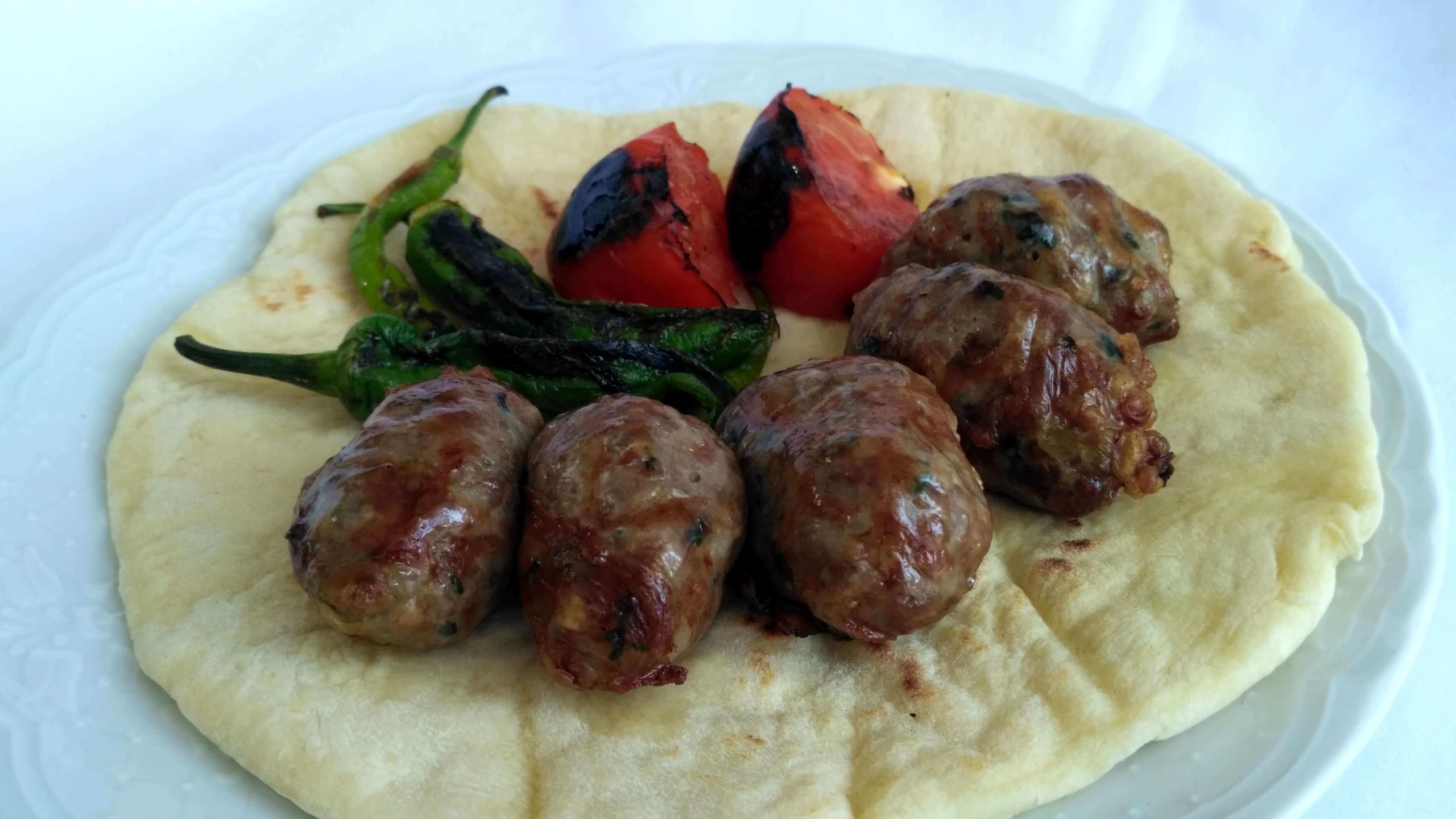 Şeftali kebabı tarifi ile hazırlanan kuzu gömleğinde köfte