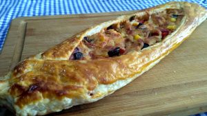 Pizza tadında milföy pide tarifi ile hazırlanan kaşarlı ve sebzeli milföy pide