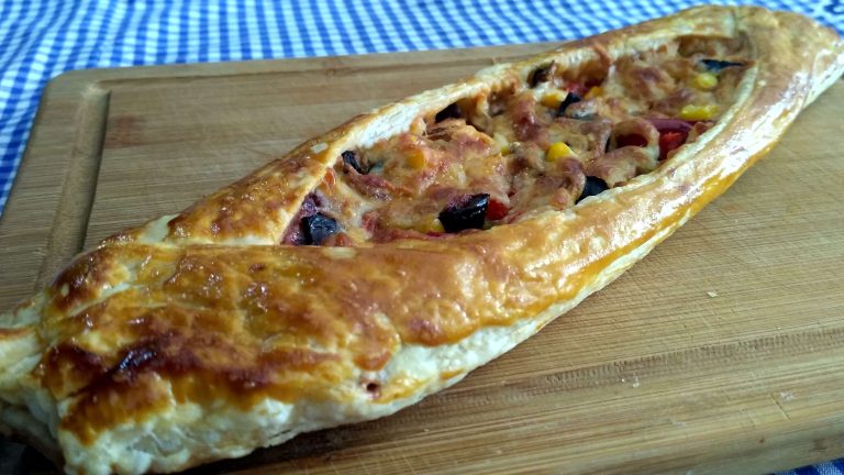 Pizza tadında milföy pide tarifi ile hazırlanan kaşarlı ve sebzeli milföy pide