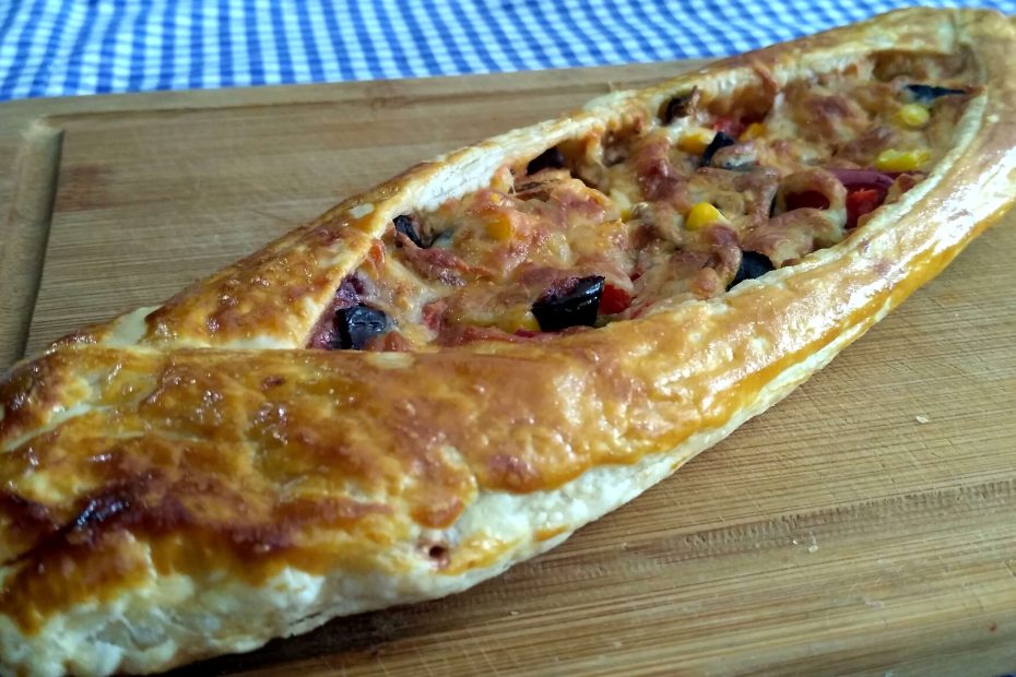 Pizza tadında milföy pide tarifi ile hazırlanan kaşarlı ve sebzeli milföy pide